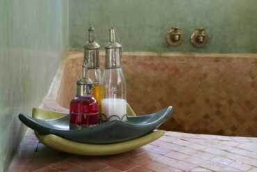 Luxurious Moroccan spa setting featuring traditional hammam and argan oil massage for deep relaxation and well-being in Marrakech.
